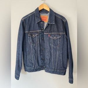 Levi’s Dark Denim Trucker Jacket. Size Medium.